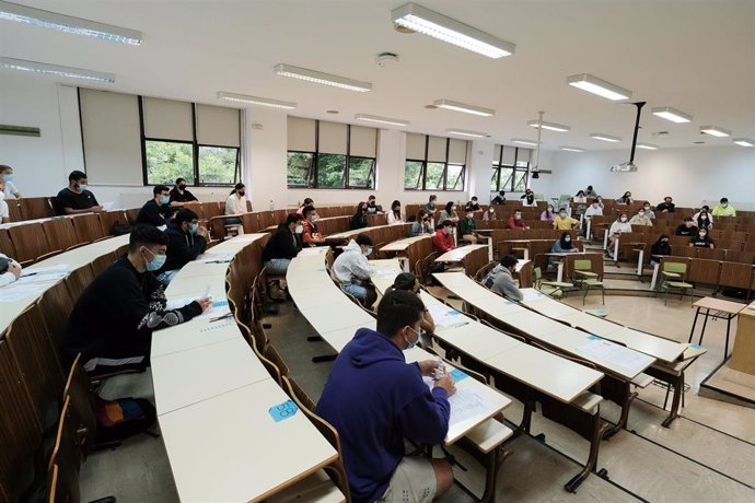 Archivo - Varios estudiantes esperan para hacer un examen.