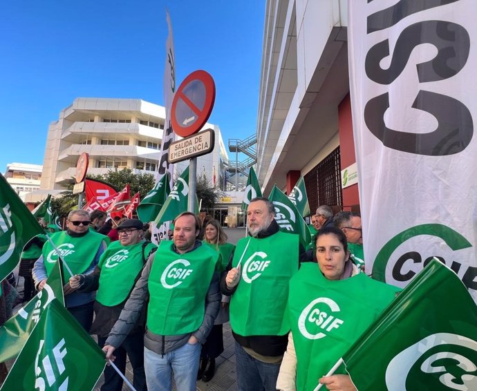 CSIF, CCOO y UGT protestan en Sevilla contra la "falta" de personal en la Seguridad Social y el "deterioro" del servicio