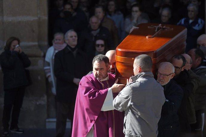 El féretro del sacristán Diego Valencia sale a hombros de la Iglesia de La Palma