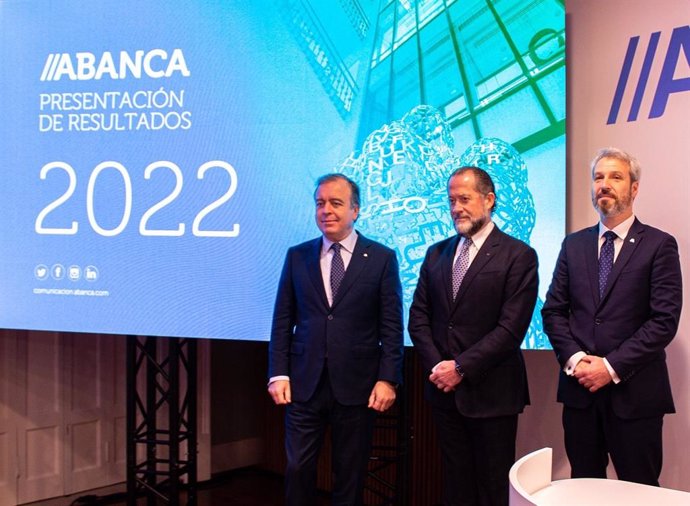 De izquierda a derecha, Francisco Botas, consejero delegado de Abanca, Juan Carlos Escotet, presidente de Abanca y Alberto de Francisco, director general financiero de Abanca