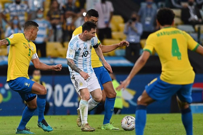 Archivo - 10 July 2021, Brazil, Rio de Janeiro: Brazil's Thiago Silva (L), Casemiro (back) and Marquinhos (R) battle for the ball with against Argentina's Messi during the CONMEBOL Copa America Final soccer match between Argentina and Brazil at The Mara
