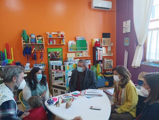La delegada territorial de Salud y Consumo de la Junta en Córdoba, María Jesús Botella (segunda por la zida.), visita el CAIT gestionado por la Asociación para el Desarrollo de las Personas en Baena.