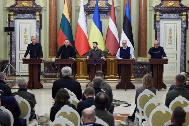 Archivo - Los líderes de los países bálticos, en Kiev con el presidente de Ucrania, Volodimir Zelenski, en el centro de la imagen