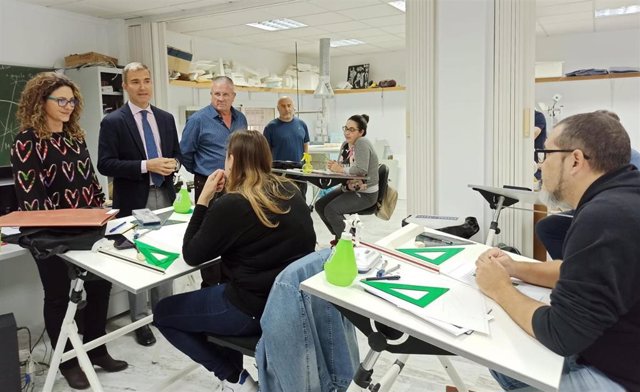 El delegado de Empleo visita un taller de FPE.