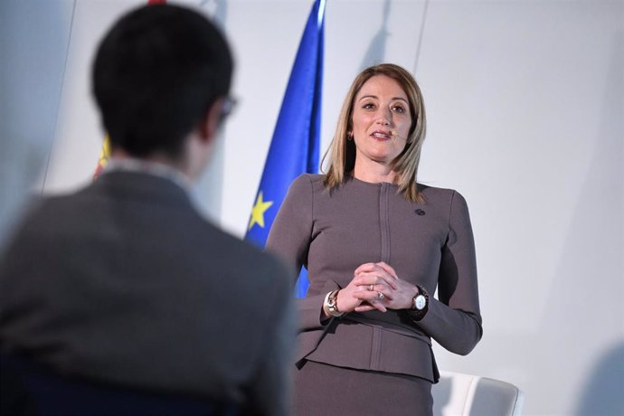 La presidenta del Parlamento Europeo, Roberta Metsola, interviene en un evento abierto al público con jóvenes en el Instituto de Empresa, a 27 de enero de 2023, en Madrid (España). 