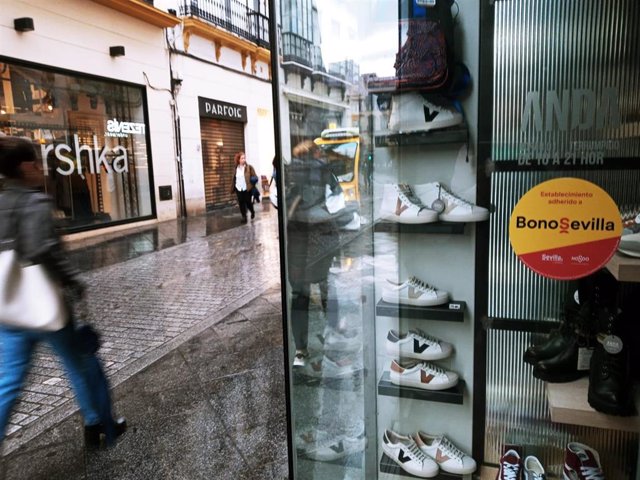 Archivo - Comercio del centro de Sevilla que se ha adherido a la campaña Bono Sevilla, en foto de archivo.