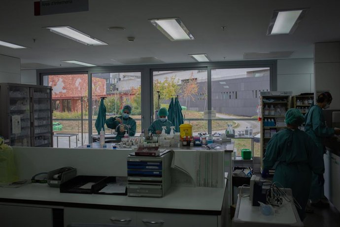 Archivo - Arxiu - Personal sanitari treballa en un despatx de la Unitat de Vigilncia intensiva UCI- de l'Hospital de la Santa Creu i Sant Pau, integrat en la Xarxa Hospitalria d'Utilització Pública de Catalunya, a Barcelona, Catalunya (Espanya), a 6 d