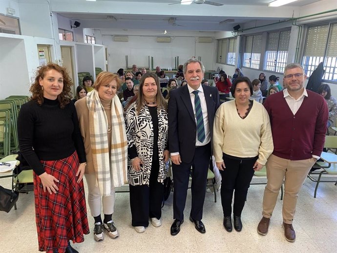 El delegado de Desarrollo Educativo de la Junta en Córdoba, José Francisco Viso (centro), en la inauguración de la jornada.