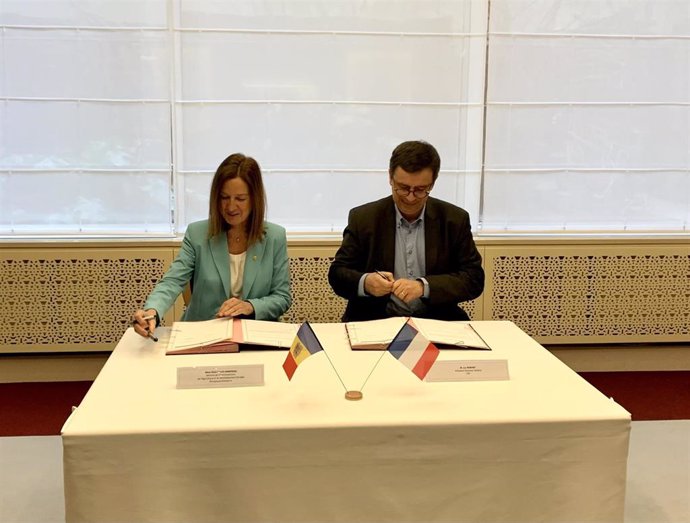 La ministra andorrana de Medio Ambiente, Silvia Calvó, y el presidente director general de EDF, Luc Rémont, durante la firma del convenio