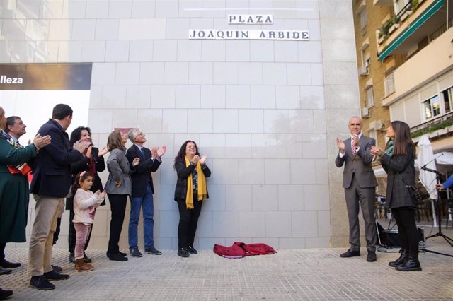 El alcalde y la delegada del Distrito Triana, en el acto de rotulación de la Plaza Joaquín Arbide.