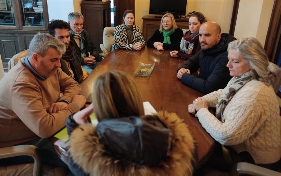 El equipo de Gobierno del Ayuntamiento de Almonte (Huelva) ha firmado este viernes ante notario una serie de mejoras en las condiciones laborales de los trabajadores del ciclo integral del agua del municipio,