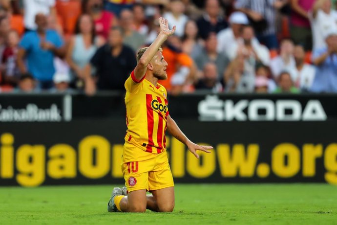 Archivo - Samu Saiz of Girona gestures during the Santander League match between Valencia CF and Girona FC at the Mestalla Stadium on August 14, 2022, in Valencia, Spain.