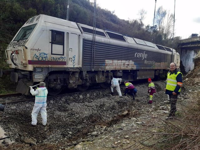Locomotora del tren descarrilado en Lalín ya encarrilada y lista para ser reparada en O Irixo