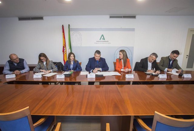 El consejero de la Presidencia, Interior, Diálogo Social y Simplificación Administrativa de la Junta de Andalucía, Antonio Sanz, junto a los alcaldes de Ayamonte, Isla Cristina y Moguer, durante la firma del convenio.