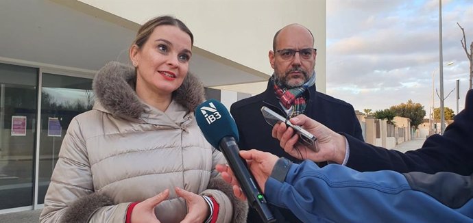 La presidenta del PP balear, Marga Prohens, junto con el alcalde de Ses Salines, Juan Rodríguez, en declaraciones a los medios.