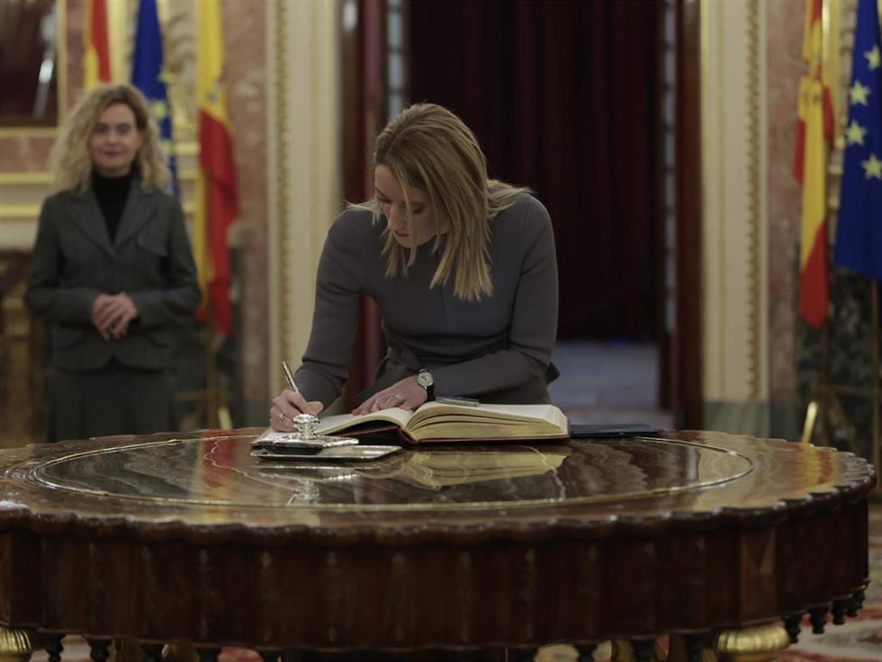 La presidenta del Parlamento Europeo, la maltesa Roberta Metsola, firma en el Libro de Honor del Congreso de los Diputados, en presencia de la presidenta de la Cámara, Meritxell Batet