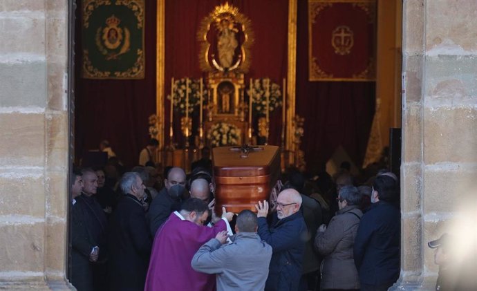 El féretro del sacristán Diego Valencia sale a hombros de la Iglesia de La Palma.