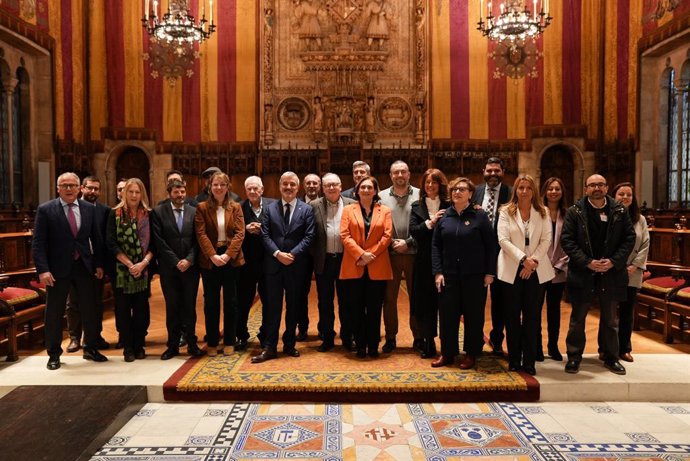 La corporació municipal de l'Ajuntament de Barcelona amb representants de l'associació Barcelona Comer