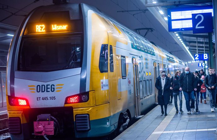 Archivo - FILED - 09 December 2022, Mecklenburg-Western Pomerania, Schwerin: Passengers get off a regional train at Schwerin Hauptbahnhof. Germany's federal and state governments agreed on Friday to introduce a planned 49 ($52) monthly public transport