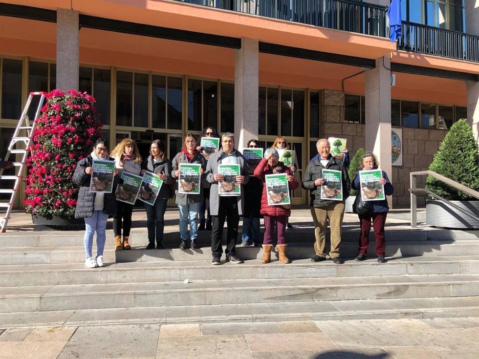 Pacma se concentra frente al Ayuntamiento de Córdoba.