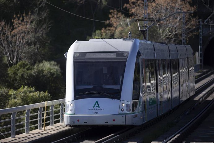 El metro de Sevilla en circulación. A 18 de enero de 2023, en Sevilla (Andalucía, España).