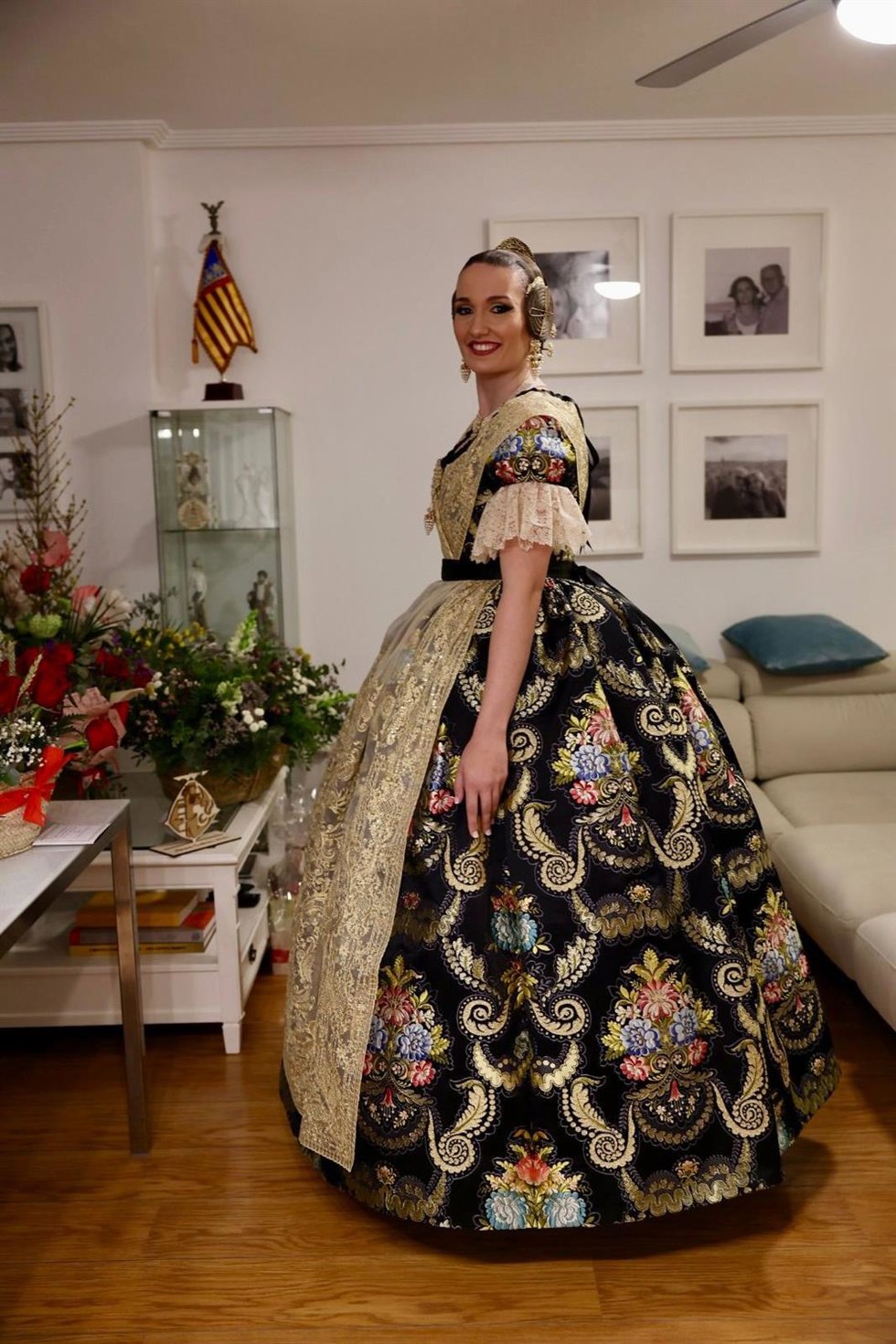 La FMV Laura Mengó con su vestido de la exaltación