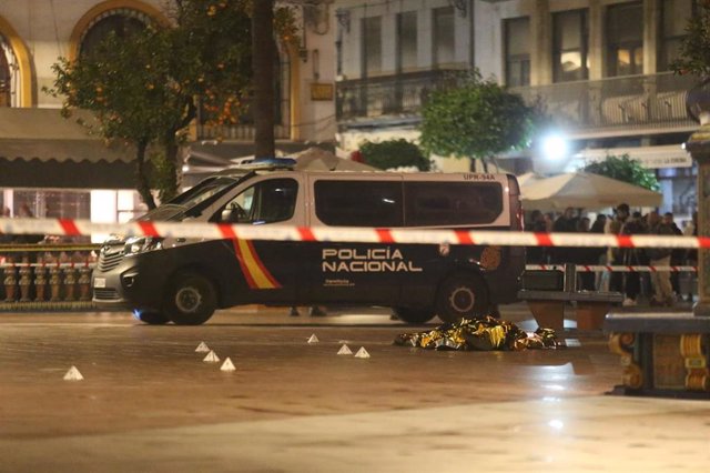 Efectivos sanitarios y policiales cubren el cadáver del sacristán fallecido en un ataque a diferentes iglesias en Algeciras