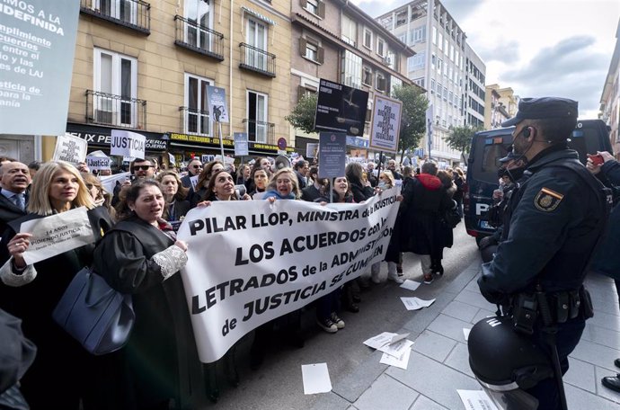 Un grupo de letrados de la Administración de Justicia sostiene pancartas en una manifestación para exigir reivindicaciones salariales frente al Ministerio de Justicia.