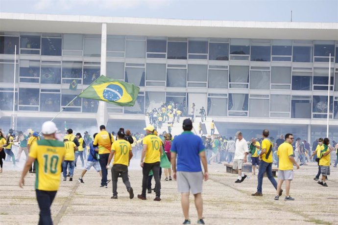 Simpatizantes del expresidente de Brasil Jair Bolsonaro asaltan la sede de los poderes del Estado para exigir un golpe de Estado contra Lula da Silva