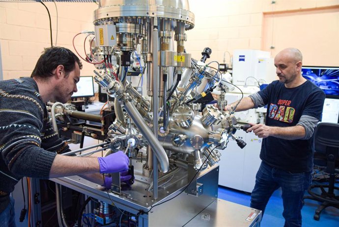 Los investigadores Francisco Palazón y José Abad analizando una célula solar en el espectrómetro de fotoelectrones.