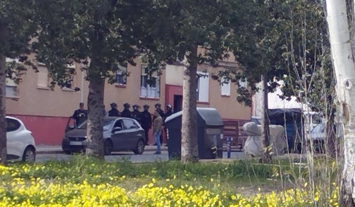 Agentes de la Policía Nacional de Huelva en la puerta de la casa del atrincherado en El Torrejón en el momento en el que se entrega.
