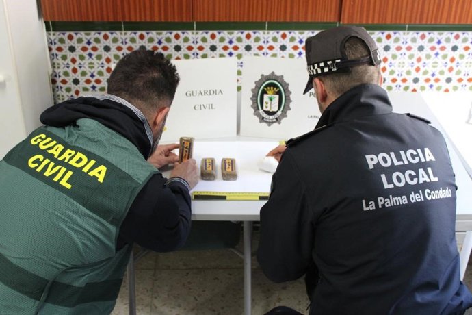 Agentes con la droga intervenida.