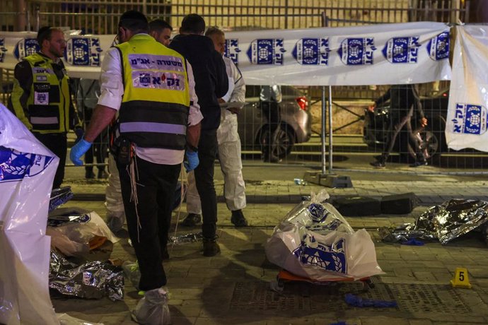 27 January 2023, Israel, Jerusalem: Israeli police investigate the scene of a shooting attack near a synagogue.  Seven people were shot dead in an attack on a synagogue in an Israeli settlement in East Jerusalem on Friday, according to police. Photo: Or