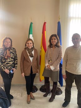 La delegada de Salud y Consumo, María Jesús Botella, con los responsables del Teléfono de la Esperanza en Córdoba