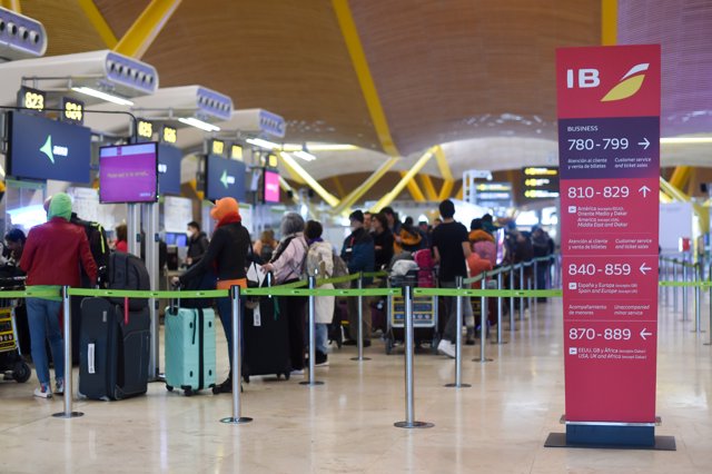 Paneles informativo que anuncian retrasos de llegadas en algunos vuelos de Iberia en la Terminal 4 del Aeropuerto Madrid-Barajas Adolfo Suárez, a 28 de enero de 2023, en Madrid (España)