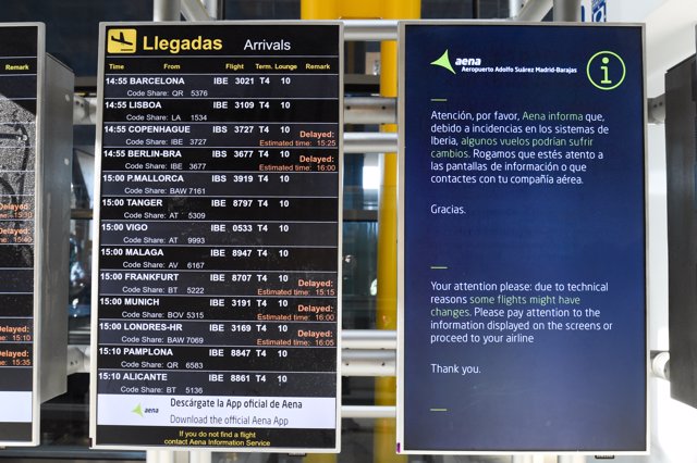 Paneles informativo que anuncian retrasos de llegadas en algunos vuelos de Iberia en la Terminal 4 del Aeropuerto Madrid-Barajas Adolfo Suárez, a 28 de enero de 2023, en Madrid (España)