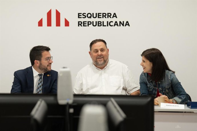 Archivo - El president de la Generalitat, Pere Aragons; el president d'ERC, Oriol Junqueras i la secretria general adjunta i portaveu d'ERC, Marta Vilalta, durant una reunió de l'executiva d'ERC