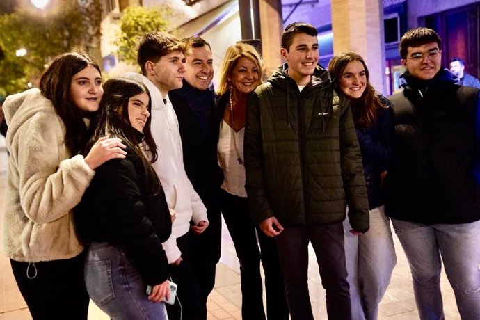 Juanma Moreno y Pilar Miranda, en el centro, en Huelva