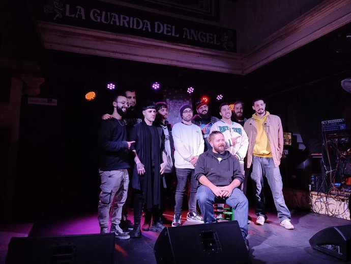 El responsable de Carretera y Manta Producciones, Jorge Curtido, posa junto a las bandas jerezanas Ankalawela y Kardinal Punch.