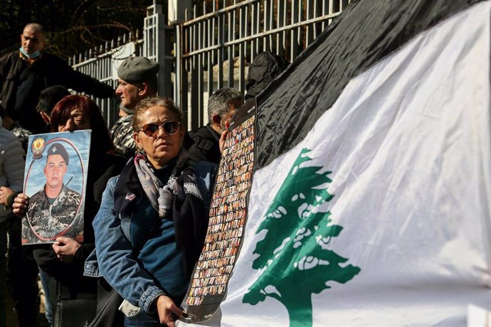 Familiares y allegados de las víctimas de la explosión del puerto de Beirut protestan en la capital de Líbano