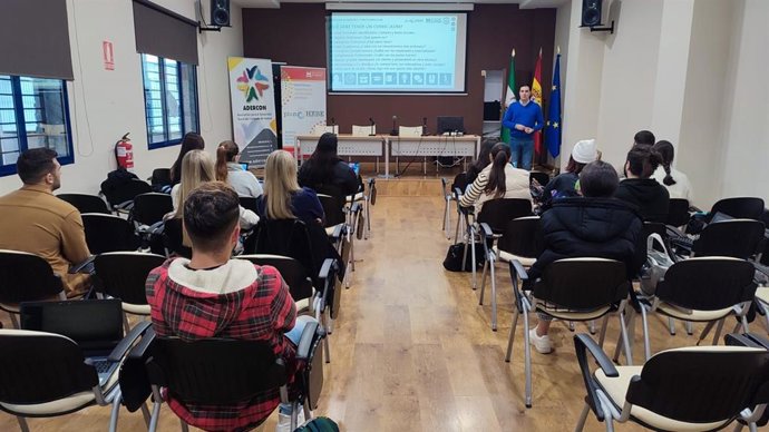 Imagen de uno de los talleres para la búsqueda de empleo para los 105 jóvenes becados con las HEBE.