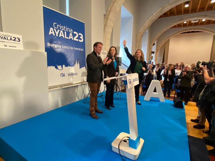 El presidente provincial del PP de Burgos, Borja Suárez, la secretaria general del PP, Cuca Gamarra, y la candidata 'popular' a la Alcaldía de Burgos, Cristina Ayala.