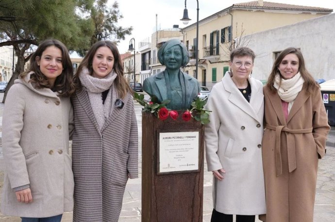 La coordinadora autonómica de Podemos Baleares, Antnia Jover, y la ministra de Igualdad, Irene Montero, junto a otros cargos de la formación, junto al busto de Aurora Picornell en el Molinar