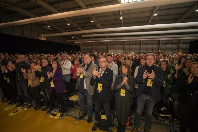 El presidente de ERC en el Parlament de Catalunya y presidente del Consell Nacional del partido, Josep María Jové (4i), la secretaria general adjunta de ERC y portavoz del partido, Marta Vilalta (c), el presidente de ERC, Oriol Junqueras (4d), y el alca