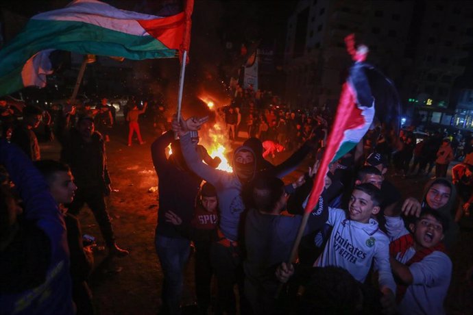 Celebración en Gaza tras la muerte de siete colonos israelíes en un atentado junto a una sinagoga en Jerusalén Este