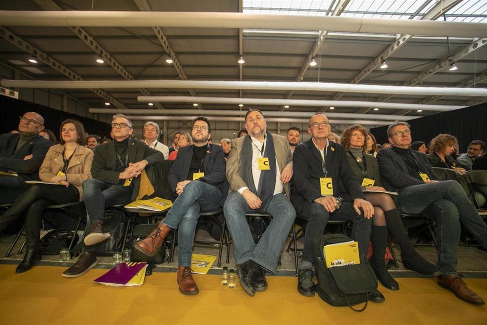 El presidente de ERC en el Parlament de Catalunya y presidente del Consell Nacional del partido, Josep María Jové (3i), el presidente de la Generalitat de Catalunya y coordinador nacional de ERC, Pere Aragons (4i), el presidente de ERC, Oriol Junqueras