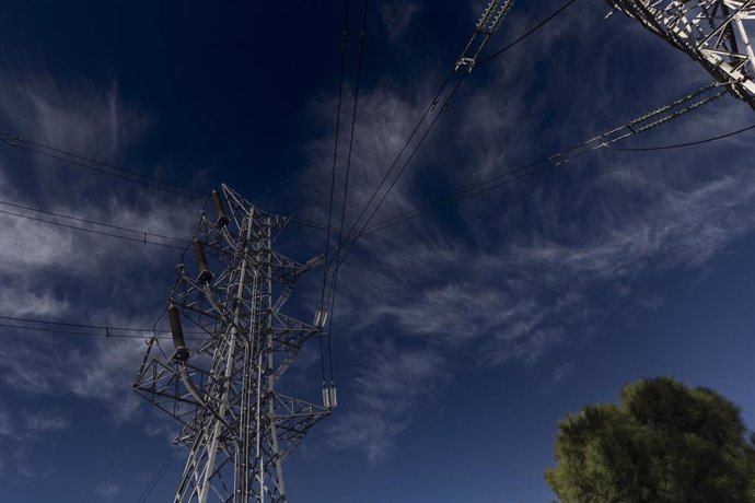 Archivo - Una torre eléctrica, a 12 de noviembre de 2021, en Madrid, (España). 