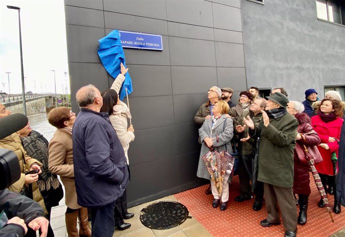 La alcaldesa, Gema Igual, inaugura la nueva calle Rafael Elola Torcida