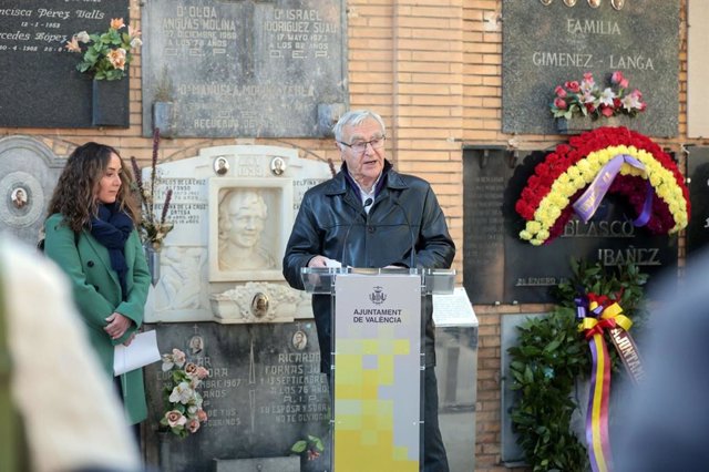 El alcalde de València, Joan Ribó, y la concejala de Recursos Culturales, Glòria Tello, en homenaje a Vicente Blasco Ibáñez en el 95 aniversario de su muerte