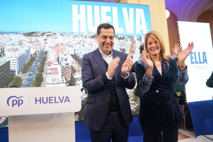 La candidata por el PP a la Alcaldía del Ayuntamiento de Huelva, Pilar Miranda, junto al presidente del PP-A y presidente de la Junta de Andalucía, Juanma Moreno, en la presentación de su candidatura en Huelva.